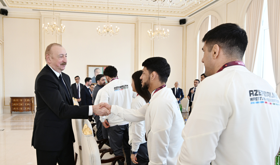 President Ilham Aliyev receives wrestlers who won European Championships in team standings (PHOTO)