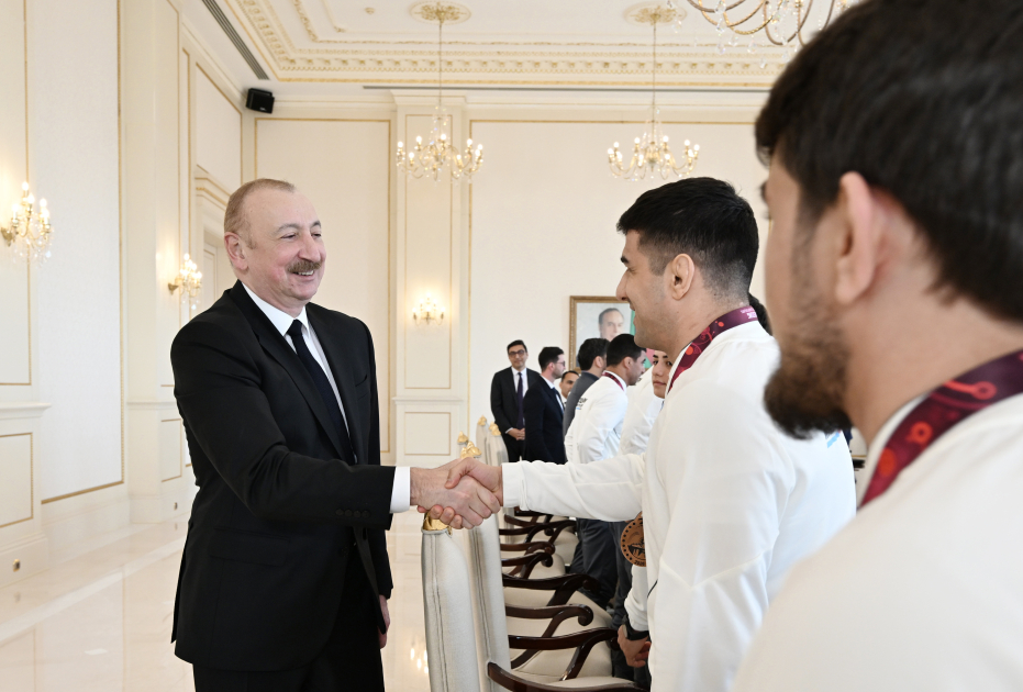 President Ilham Aliyev receives wrestlers who won European Championships in team standings (PHOTO)
