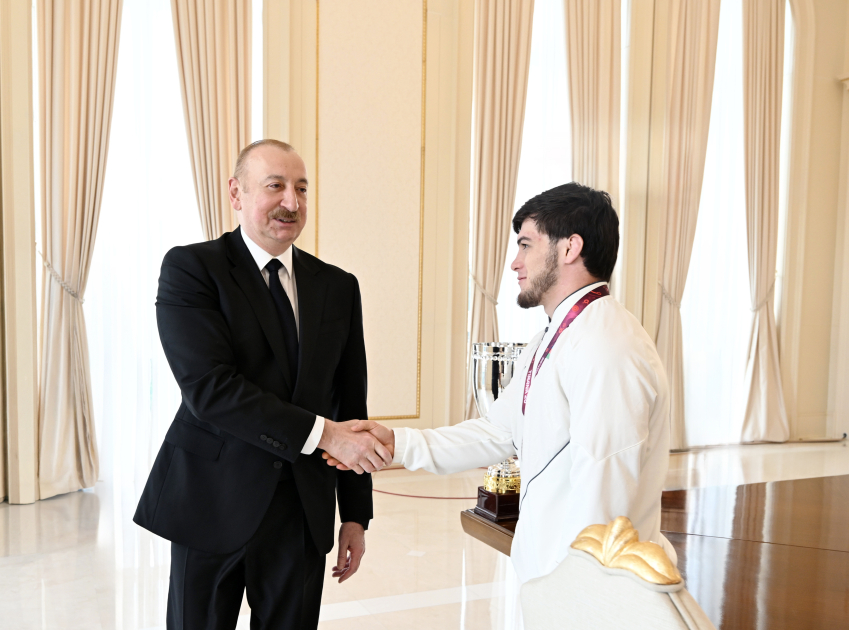 President Ilham Aliyev receives wrestlers who won European Championships in team standings (PHOTO)