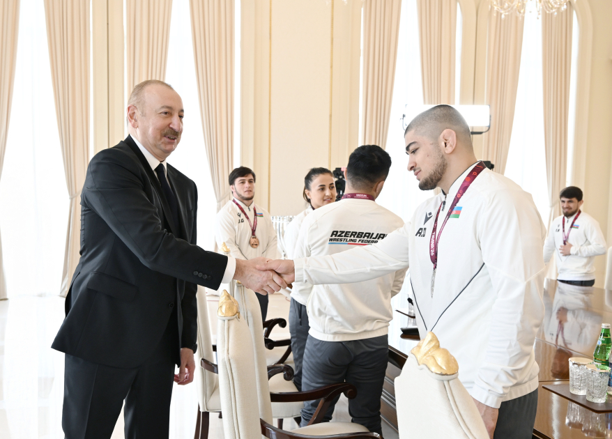 President Ilham Aliyev receives wrestlers who won European Championships in team standings (PHOTO)