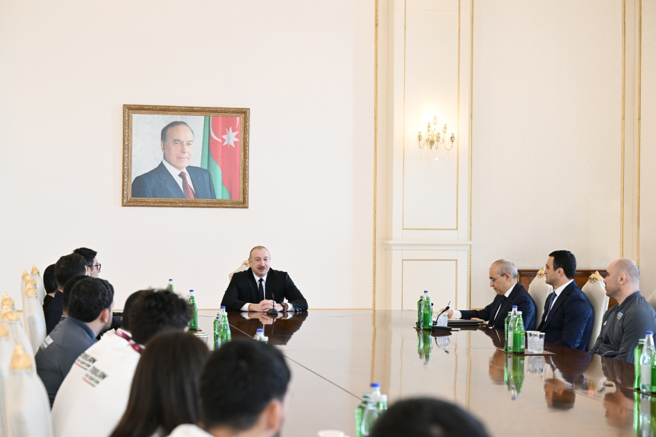 President Ilham Aliyev receives wrestlers who won European Championships in team standings (PHOTO)