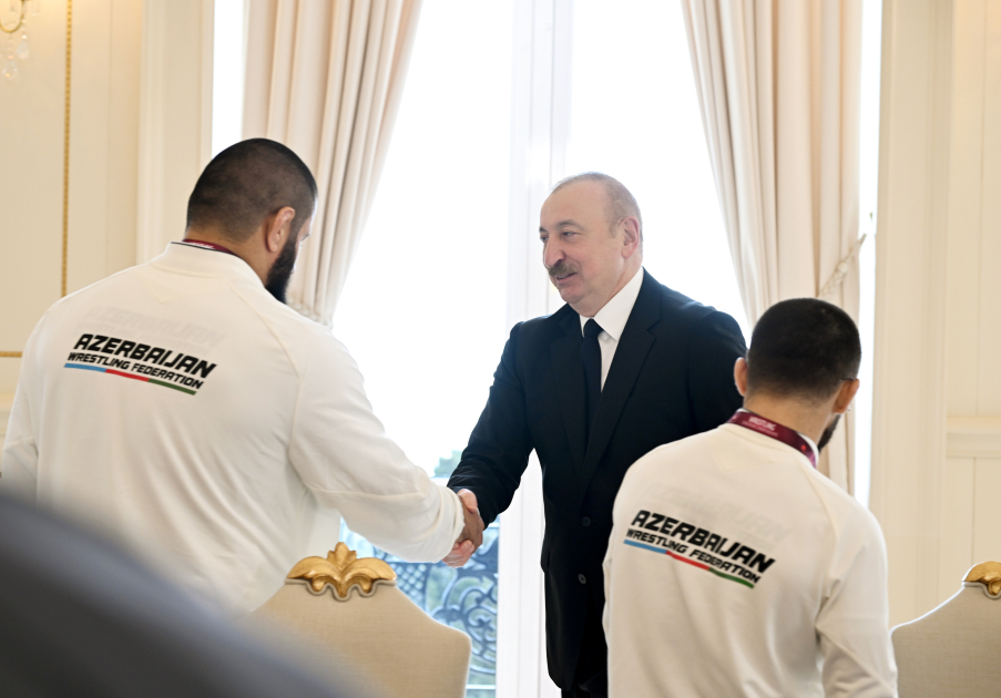 President Ilham Aliyev receives wrestlers who won European Championships in team standings (PHOTO)