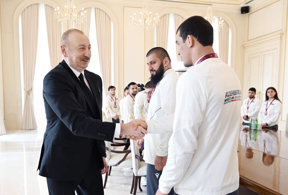 President Ilham Aliyev receives wrestlers who won European Championships in team standings (PHOTO)