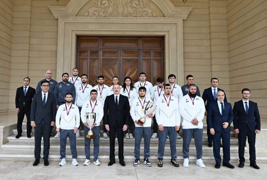President Ilham Aliyev receives wrestlers who won European Championships in team standings (PHOTO)