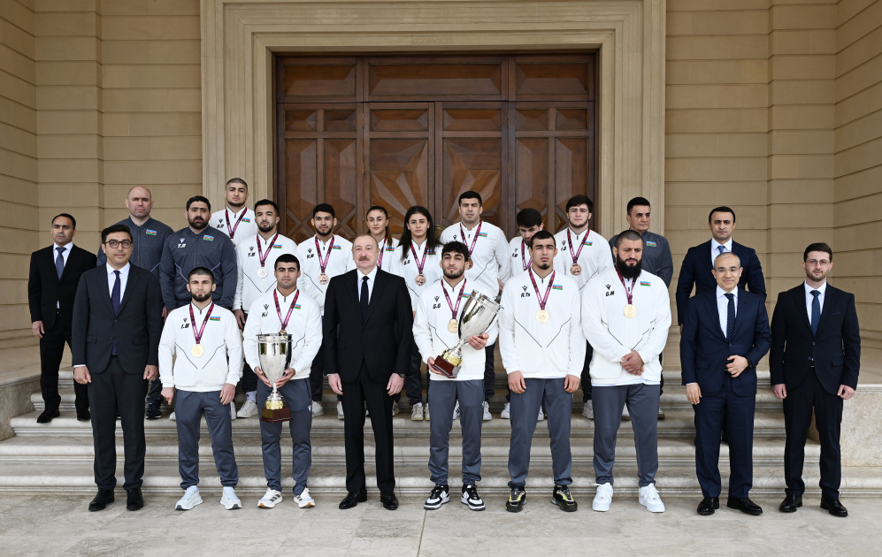 President Ilham Aliyev receives wrestlers who won European Championships in team standings (PHOTO)