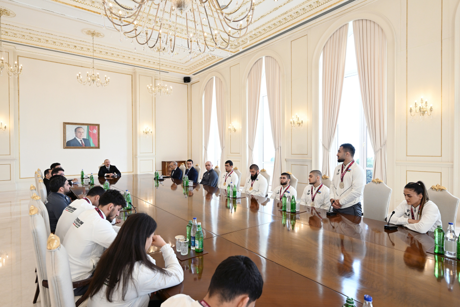 President Ilham Aliyev receives wrestlers who won European Championships in team standings (PHOTO)