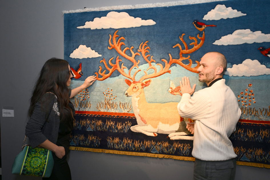 Leyla Aliyeva and Arzu Aliyeva visit International Carpet Festival (PHOTO)