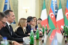 President Ilham Aliyev holds expanded meeting with President of Italian Council of Ministers (PHOTO)