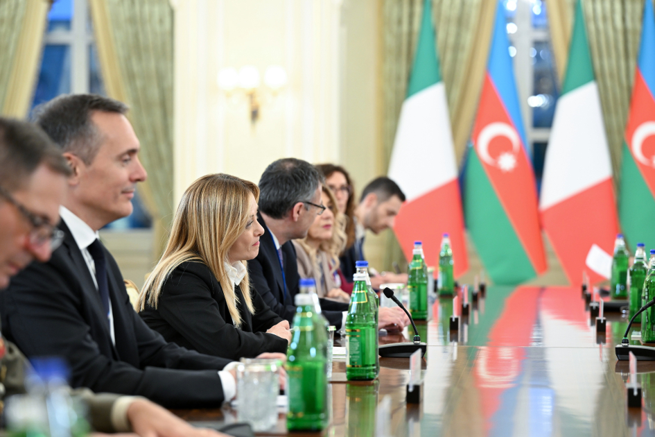 President Ilham Aliyev holds expanded meeting with President of Italian Council of Ministers (PHOTO)