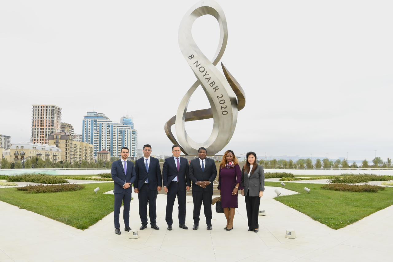 IPU Secretary General pays visit to Alley of Honors and Victory Park (PHOTO)
