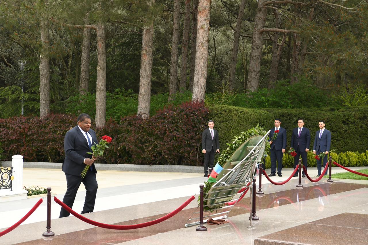 IPU Secretary General pays visit to Alley of Honors and Victory Park (PHOTO)