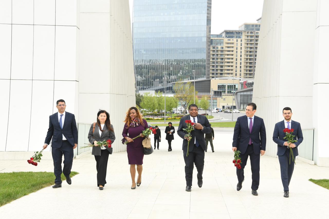 IPU Secretary General pays visit to Alley of Honors and Victory Park (PHOTO)