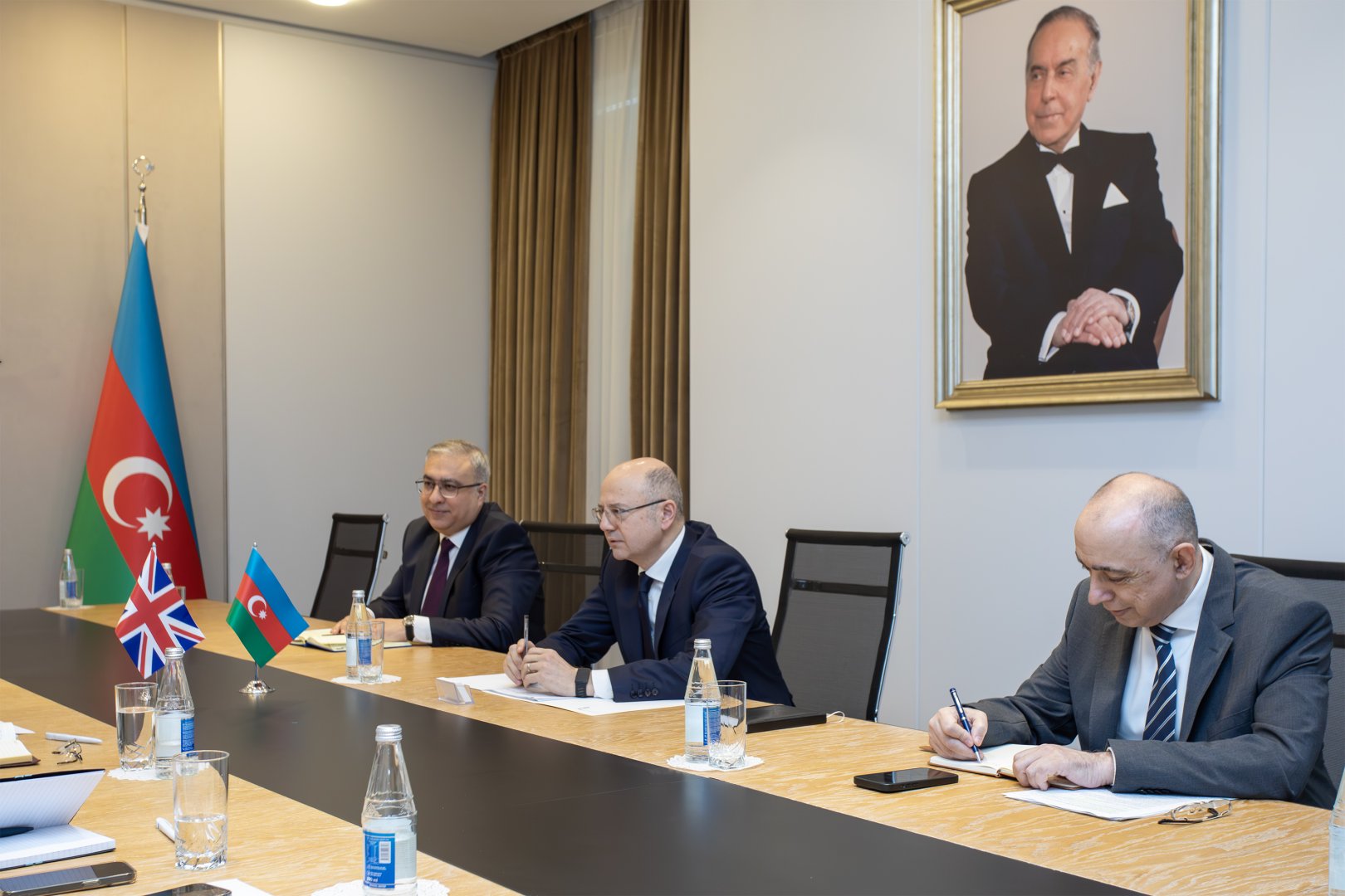 Azerbaijan and UK discuss issues on energy partnership agenda (PHOTO)