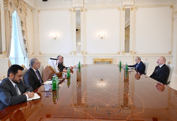 President Ilham Aliyev receives delegation led by Chairman of Islamic Development Bank Group (PHOTO/VIDEO)