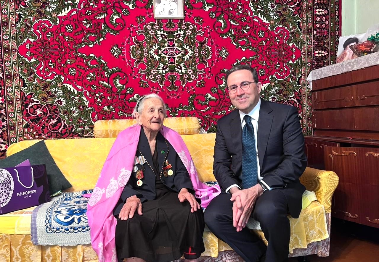 Ambassador Gismet Gozalov congratulates Great Patriotic War veteran Tahira Aliyeva in Ashgabat (PHOTO)