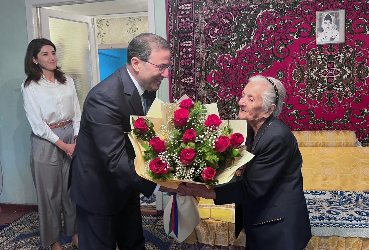 Ambassador Gismet Gozalov congratulates Great Patriotic War veteran Tahira Aliyeva in Ashgabat (PHOTO)