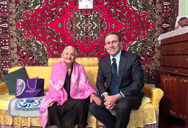 Ambassador Gismet Gozalov congratulates Great Patriotic War veteran Tahira Aliyeva in Ashgabat (PHOTO)