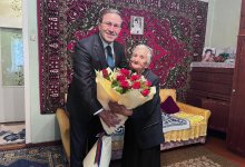 Ambassador Gismet Gozalov congratulates Great Patriotic War veteran Tahira Aliyeva in Ashgabat (PHOTO)