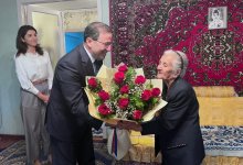 Ambassador Gismet Gozalov congratulates Great Patriotic War veteran Tahira Aliyeva in Ashgabat (PHOTO)