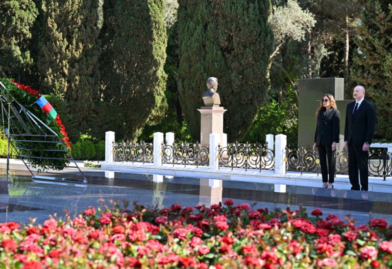 President Ilham Aliyev and First Lady Mehriban Aliyeva visit tomb of National Leader Heydar Aliyev at Alley of Honors (PHOTO)