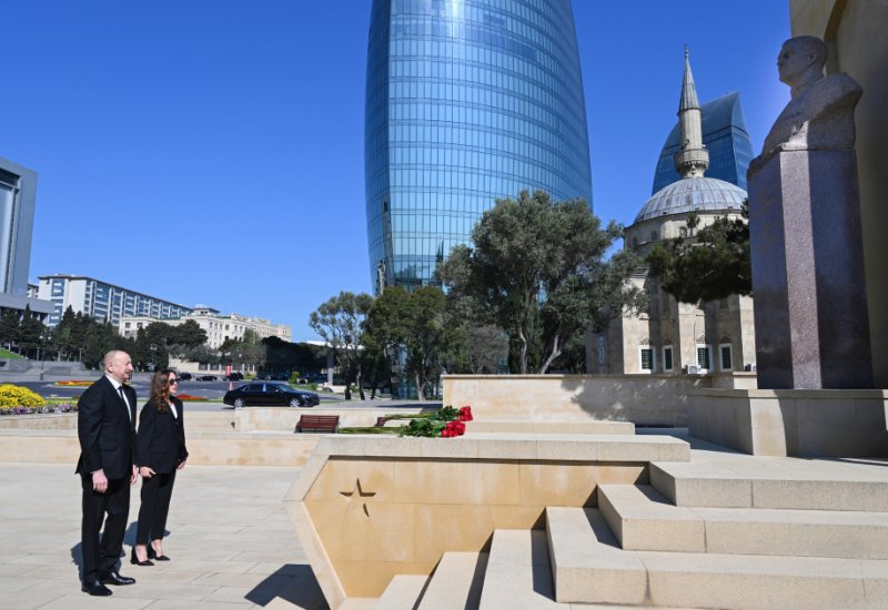 President Ilham Aliyev, First Lady Mehriban Aliyeva pay tribute to Azerbaijanis who died for Victory over fascism (PHOTO)
