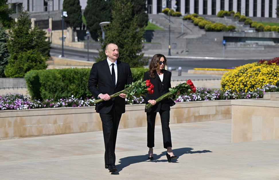President Ilham Aliyev and First Lady Mehriban Aliyeva pay tribute to Azerbaijanis who died for Victory over fascism (PHOTO/VIDEO)