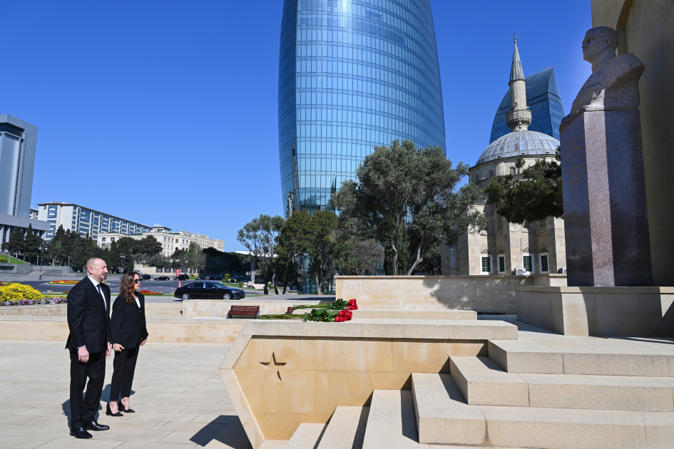 President Ilham Aliyev and First Lady Mehriban Aliyeva pay tribute to Azerbaijanis who died for Victory over fascism (PHOTO/VIDEO)