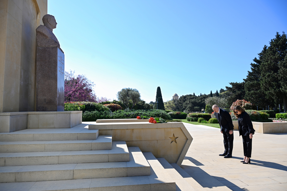 President Ilham Aliyev and First Lady Mehriban Aliyeva pay tribute to Azerbaijanis who died for Victory over fascism (PHOTO/VIDEO)