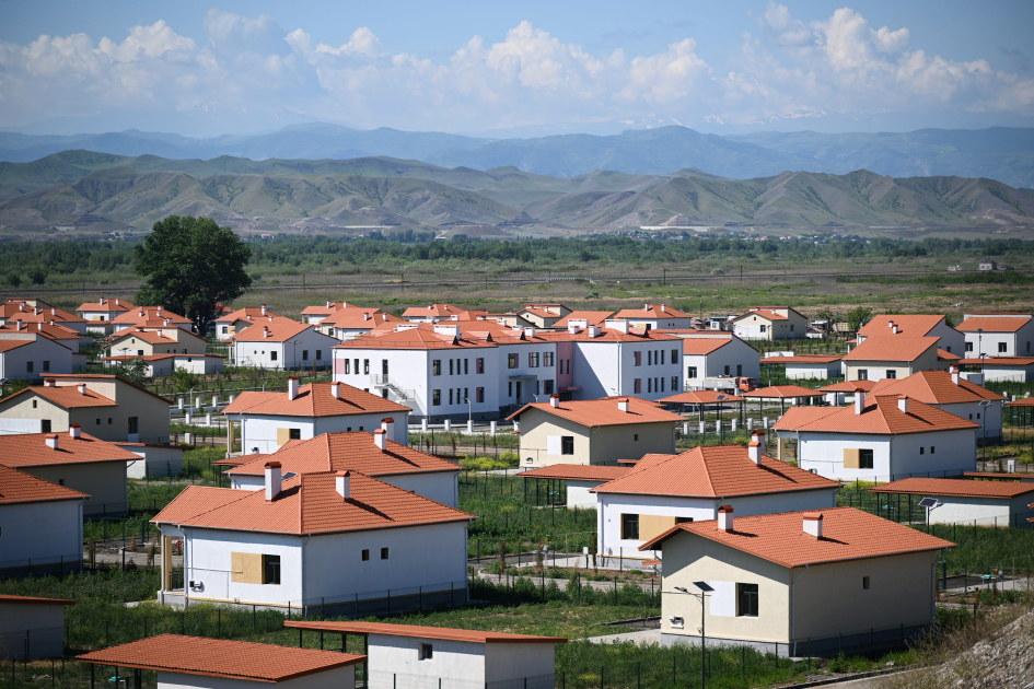 President Ilham Aliyev and First Lady Mehriban Aliyeva view facilities established in private houses in Shukurbayli village (PHOTO/VIDEO)