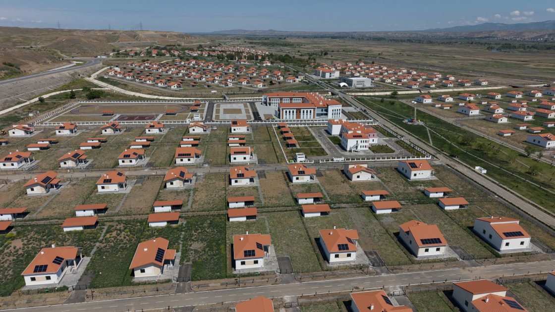 President Ilham Aliyev and First Lady Mehriban Aliyeva view facilities established in private houses in Shukurbayli village (PHOTO/VIDEO)