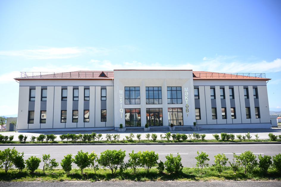 President Ilham Aliyev and First Lady Mehriban Aliyeva view facilities established in private houses in Shukurbayli village (PHOTO/VIDEO)