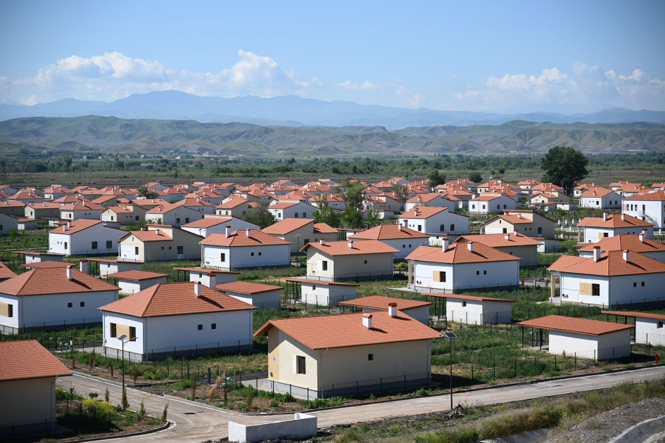 President Ilham Aliyev and First Lady Mehriban Aliyeva view facilities established in private houses in Shukurbayli village (PHOTO/VIDEO)