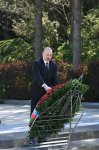 President Ilham Aliyev and First Lady Mehriban Aliyeva visit tomb of National Leader Heydar Aliyev at Alley of Honors (PHOTO/VIDEO)