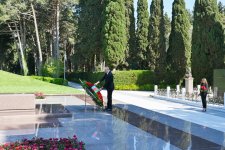 President Ilham Aliyev and First Lady Mehriban Aliyeva visit tomb of National Leader Heydar Aliyev at Alley of Honors (PHOTO/VIDEO)
