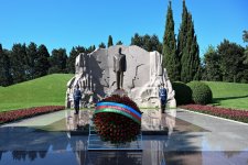 President Ilham Aliyev and First Lady Mehriban Aliyeva visit tomb of National Leader Heydar Aliyev at Alley of Honors (PHOTO/VIDEO)