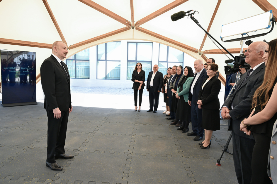 President Ilham Aliyev and First Lady Mehriban Aliyeva meet with residents moving to Shukurbeyli village in Jabrayil district (PHOTO)