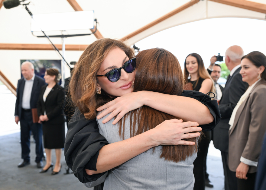 President Ilham Aliyev and First Lady Mehriban Aliyeva meet with residents moving to Shukurbeyli village in Jabrayil district (PHOTO)