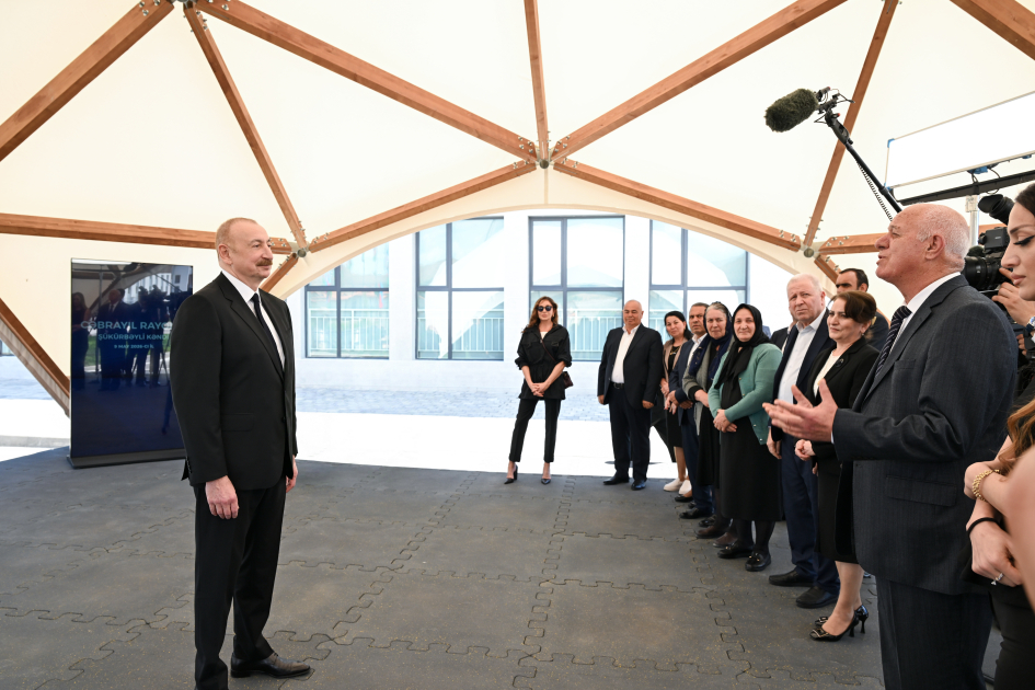 President Ilham Aliyev and First Lady Mehriban Aliyeva meet with residents moving to Shukurbeyli village in Jabrayil district (PHOTO)