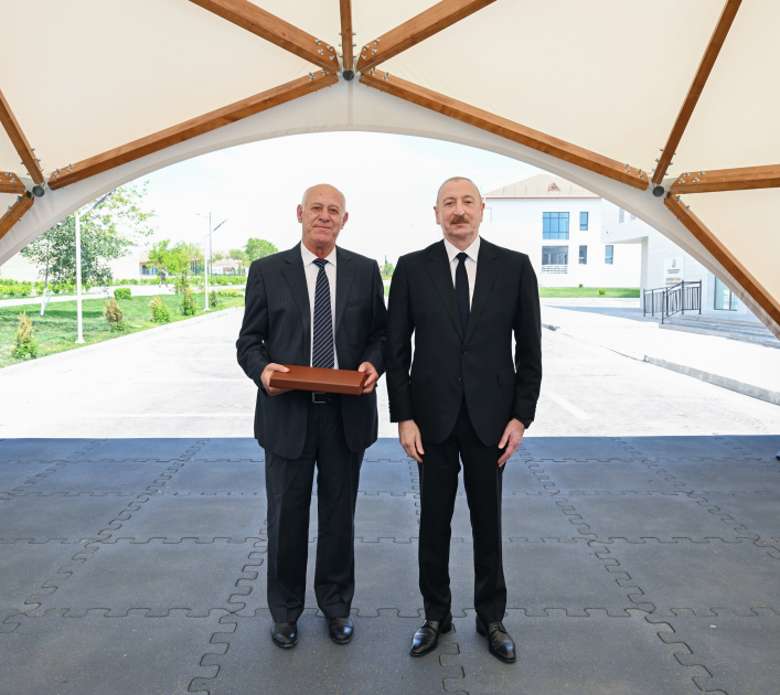 President Ilham Aliyev and First Lady Mehriban Aliyeva meet with residents moving to Shukurbeyli village in Jabrayil district (PHOTO)