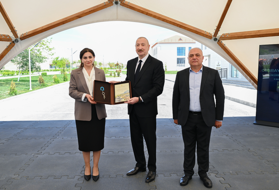 President Ilham Aliyev and First Lady Mehriban Aliyeva meet with residents moving to Shukurbeyli village in Jabrayil district (PHOTO)