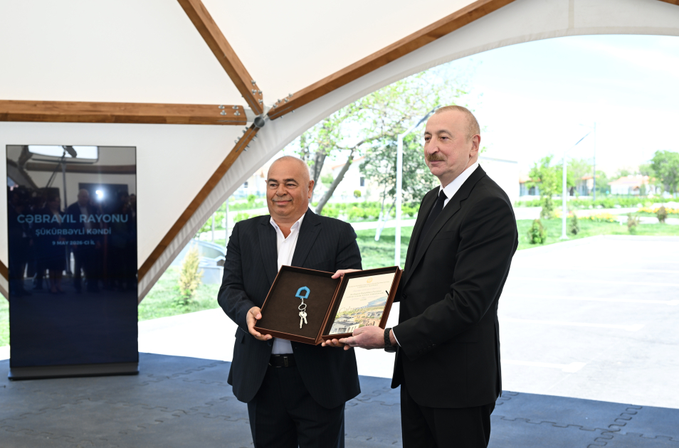 President Ilham Aliyev and First Lady Mehriban Aliyeva meet with residents moving to Shukurbeyli village in Jabrayil district (PHOTO)