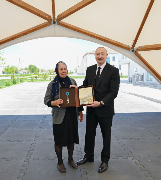 President Ilham Aliyev and First Lady Mehriban Aliyeva meet with residents moving to Shukurbeyli village in Jabrayil district (PHOTO)