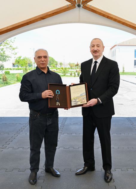 President Ilham Aliyev and First Lady Mehriban Aliyeva meet with residents moving to Shukurbeyli village in Jabrayil district (PHOTO)