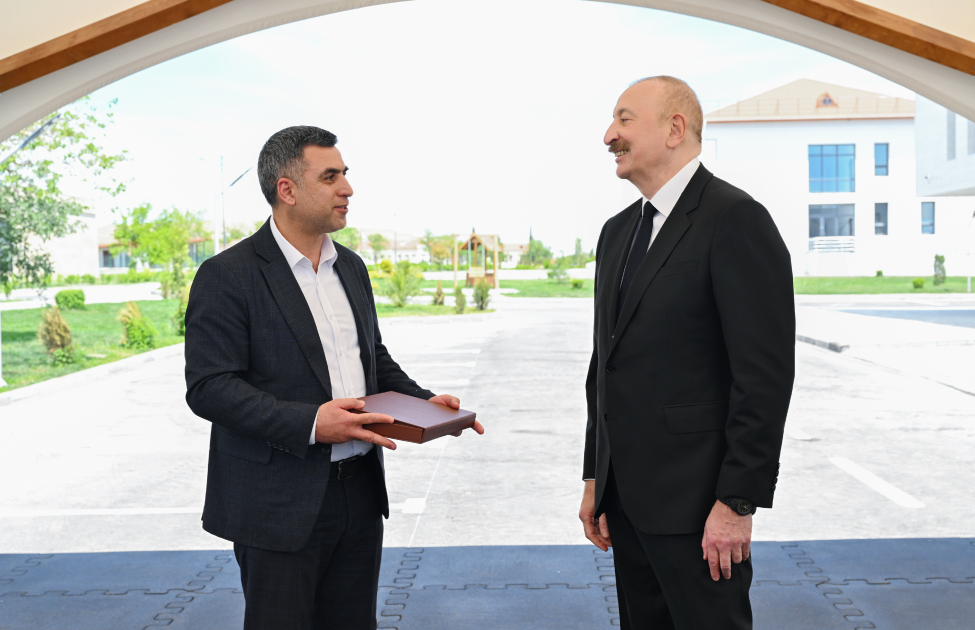 President Ilham Aliyev and First Lady Mehriban Aliyeva meet with residents moving to Shukurbeyli village in Jabrayil district (PHOTO)