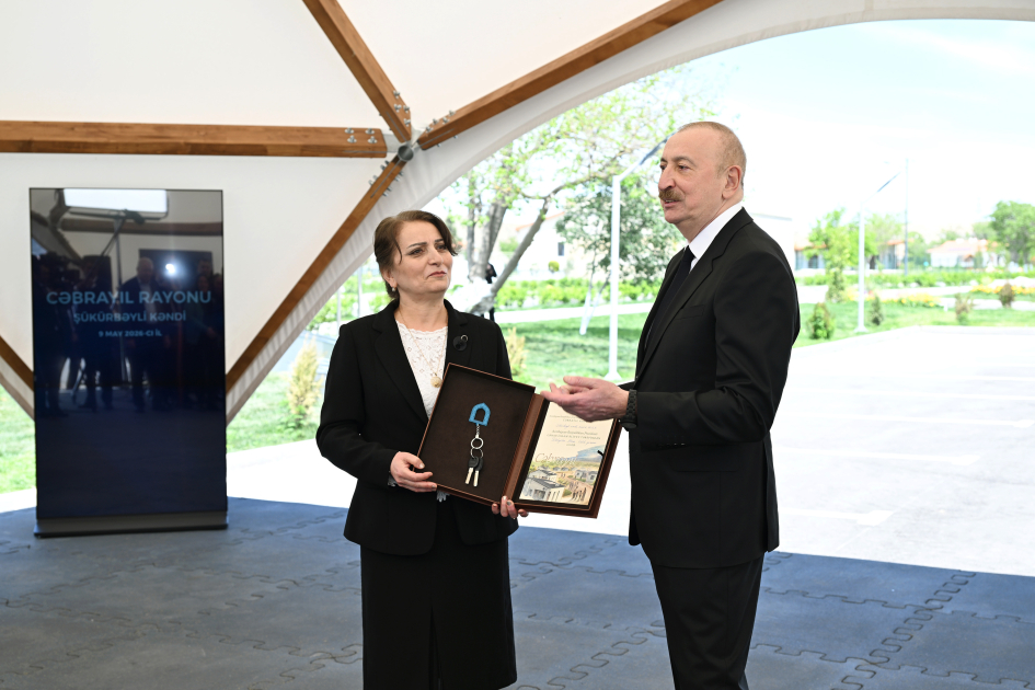 President Ilham Aliyev and First Lady Mehriban Aliyeva meet with residents moving to Shukurbeyli village in Jabrayil district (PHOTO)