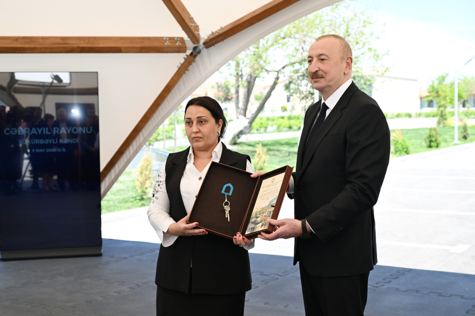 President Ilham Aliyev and First Lady Mehriban Aliyeva meet with residents moving to Shukurbeyli village in Jabrayil district (PHOTO)