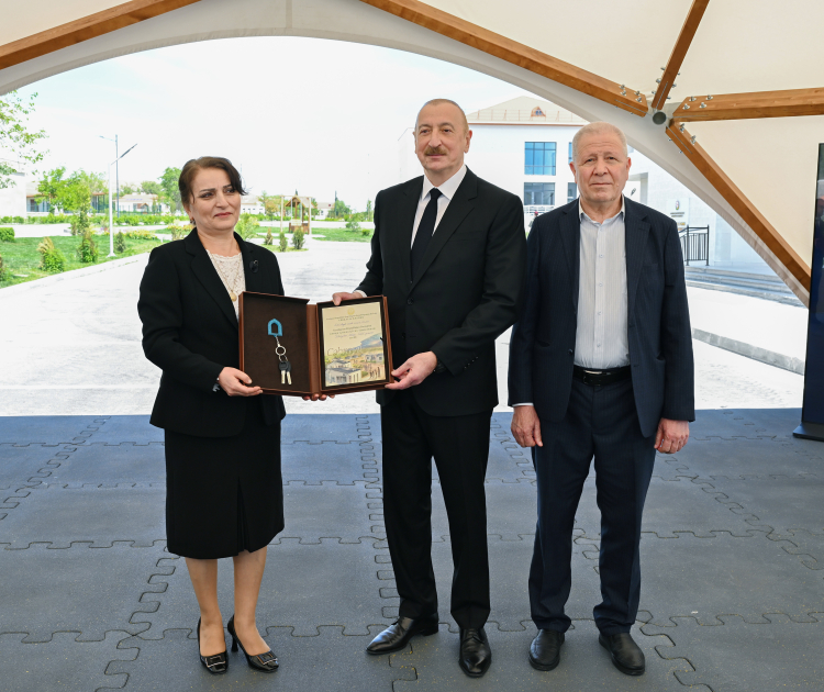 President Ilham Aliyev and First Lady Mehriban Aliyeva meet with residents moving to Shukurbeyli village in Jabrayil district (PHOTO)