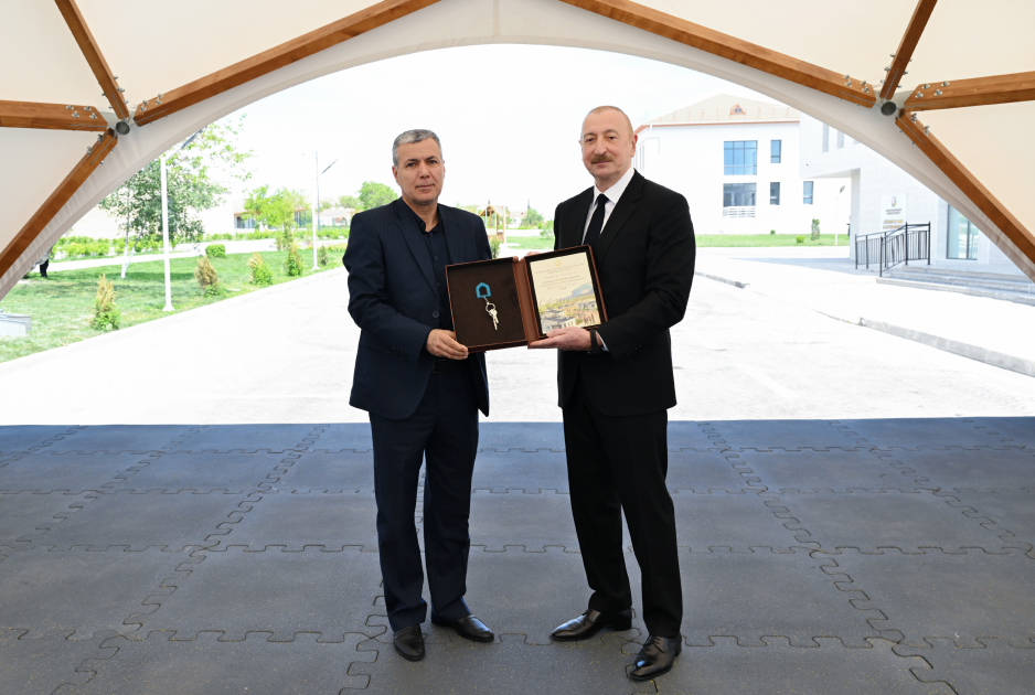 President Ilham Aliyev and First Lady Mehriban Aliyeva meet with residents moving to Shukurbeyli village in Jabrayil district (PHOTO)