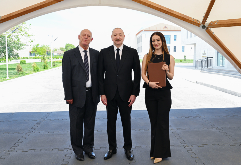 President Ilham Aliyev and First Lady Mehriban Aliyeva meet with residents moving to Shukurbeyli village in Jabrayil district (PHOTO)