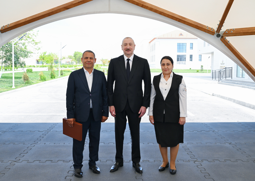 President Ilham Aliyev and First Lady Mehriban Aliyeva meet with residents moving to Shukurbeyli village in Jabrayil district (PHOTO)